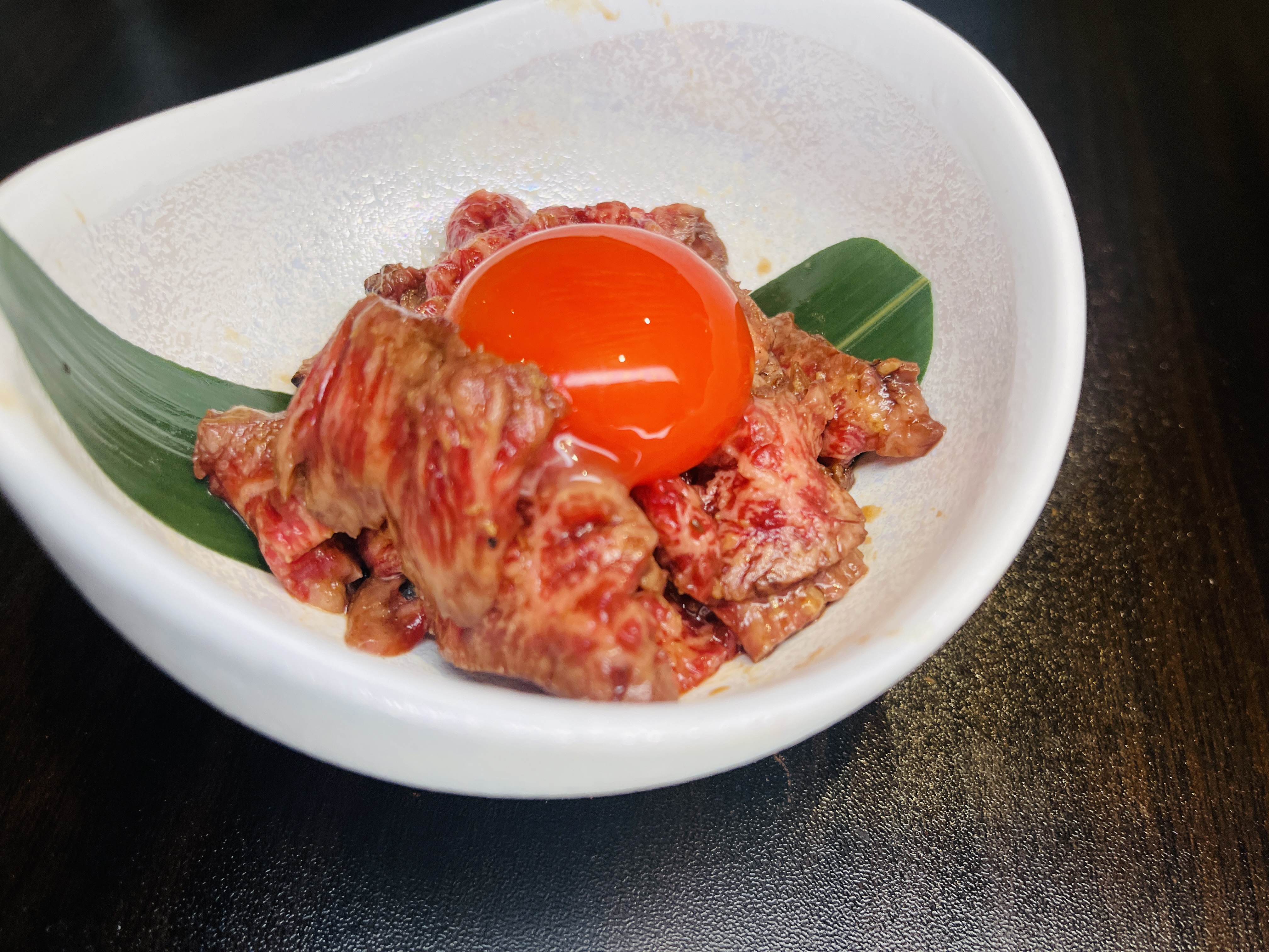 幻和牛ハラミのユッケ（特選卵）の料理写真