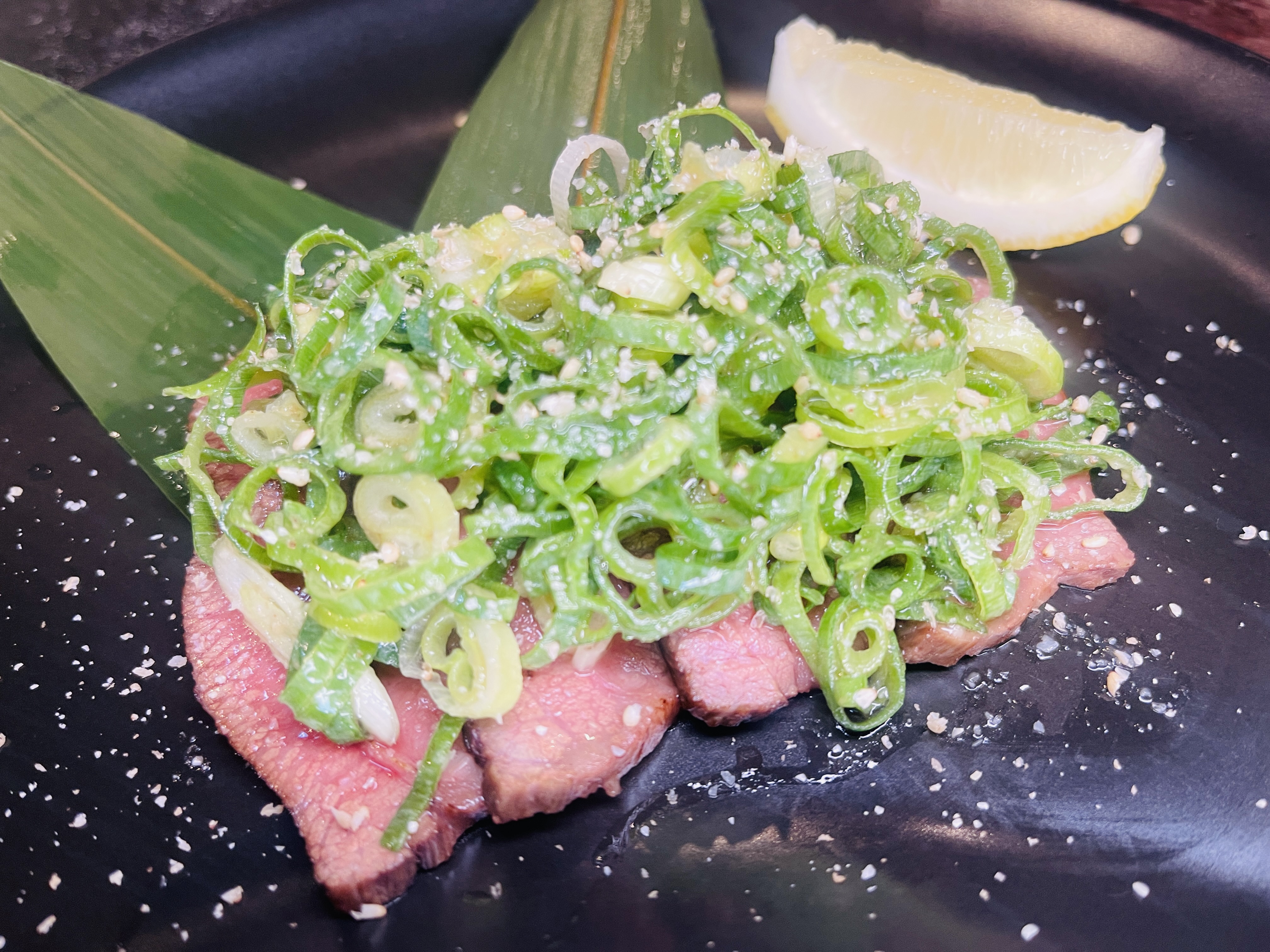 炙り特選牛タン ねぎ塩レモンの料理写真
