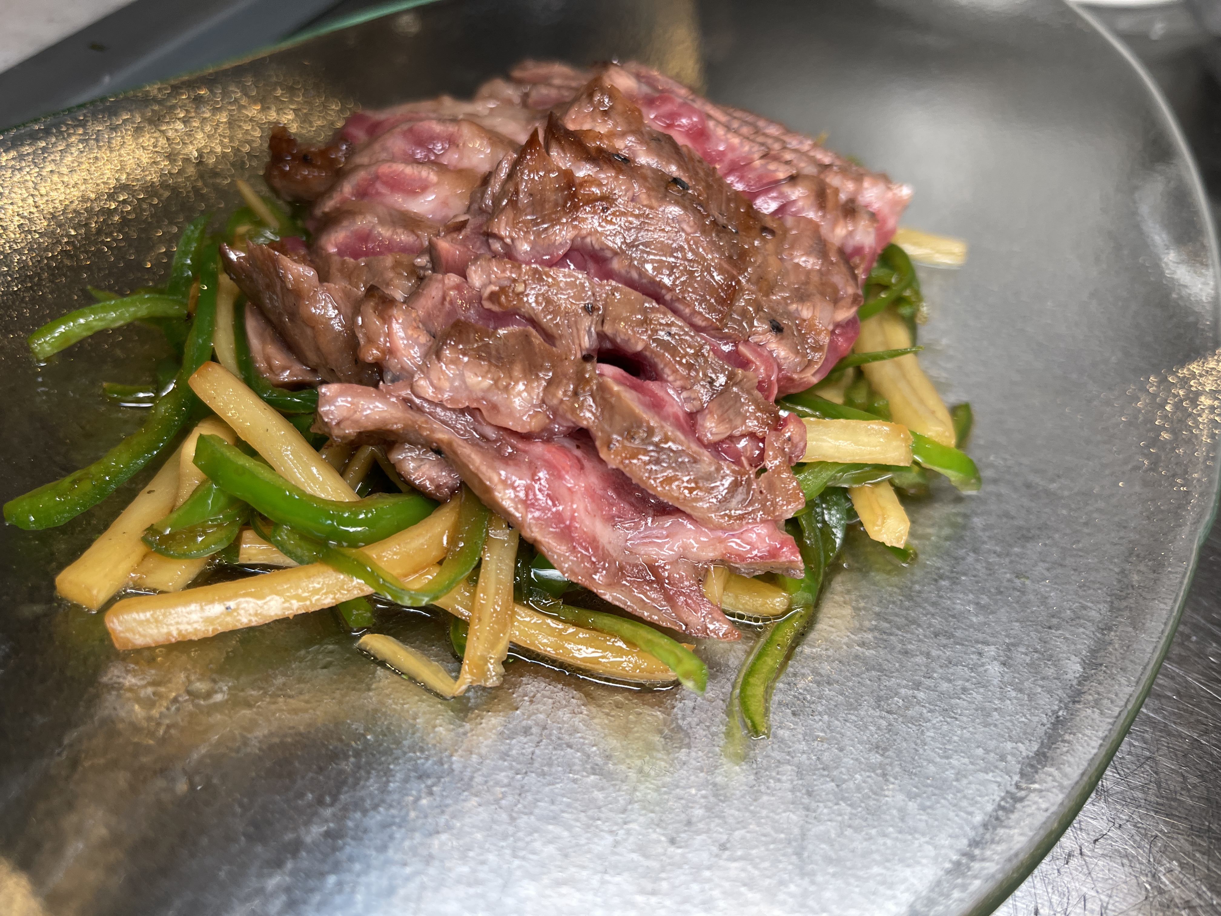 まぼろし和牛ハラミのチンジャオロース風の料理写真
