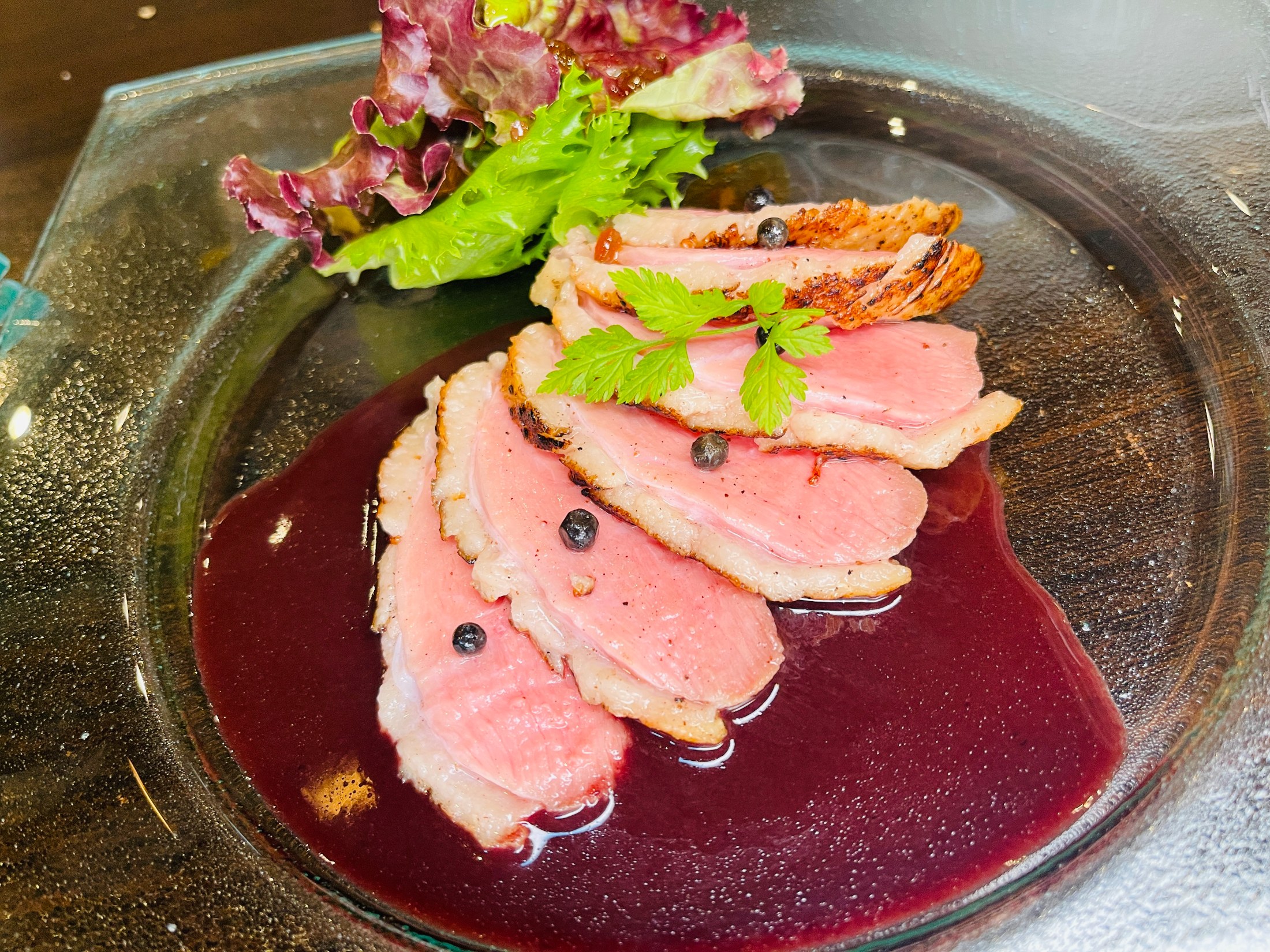 鴨ロースト 黒葡萄と赤ワインソースの料理写真