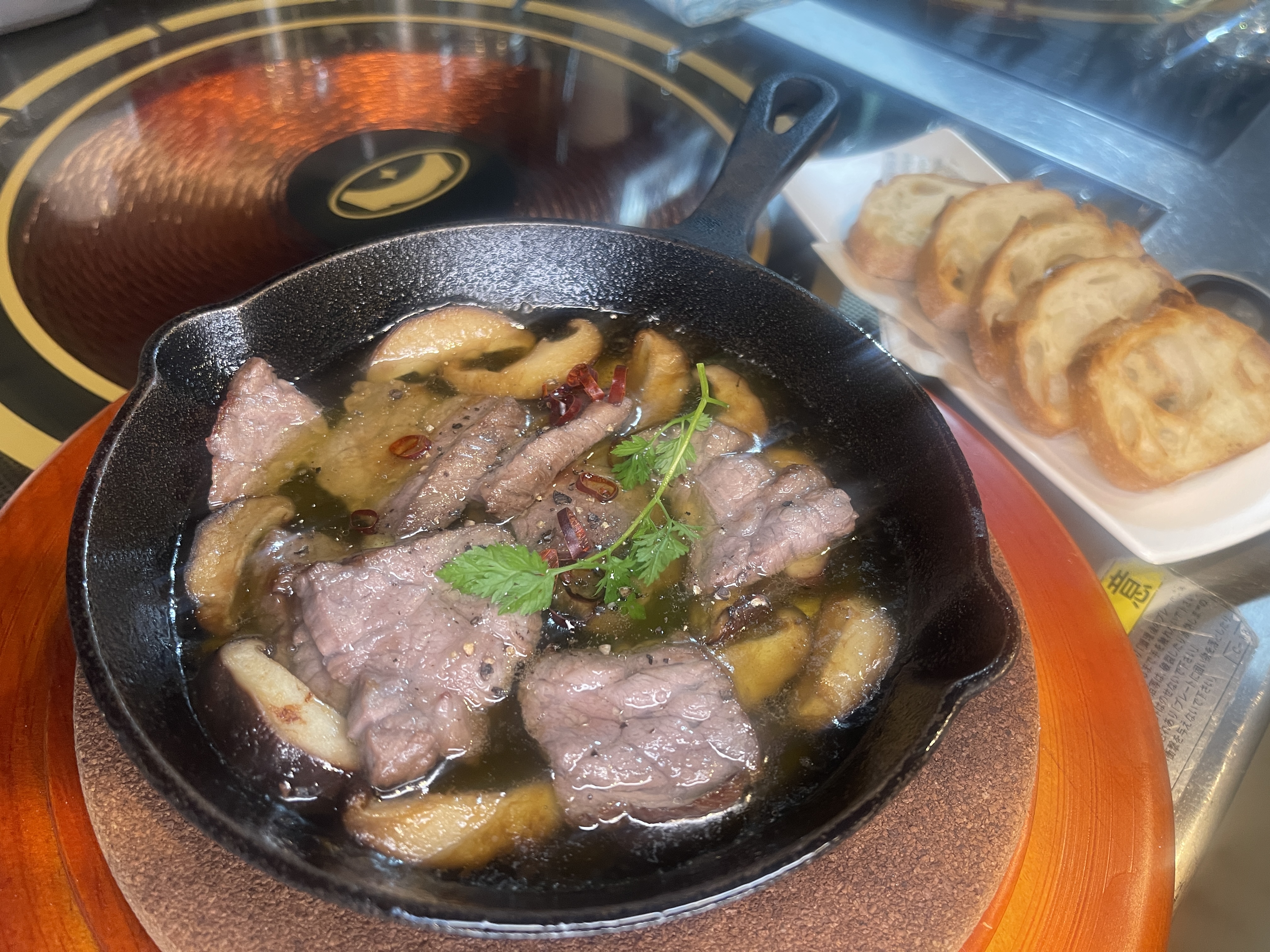 和牛のアヒージョ（バケット付き）の料理写真