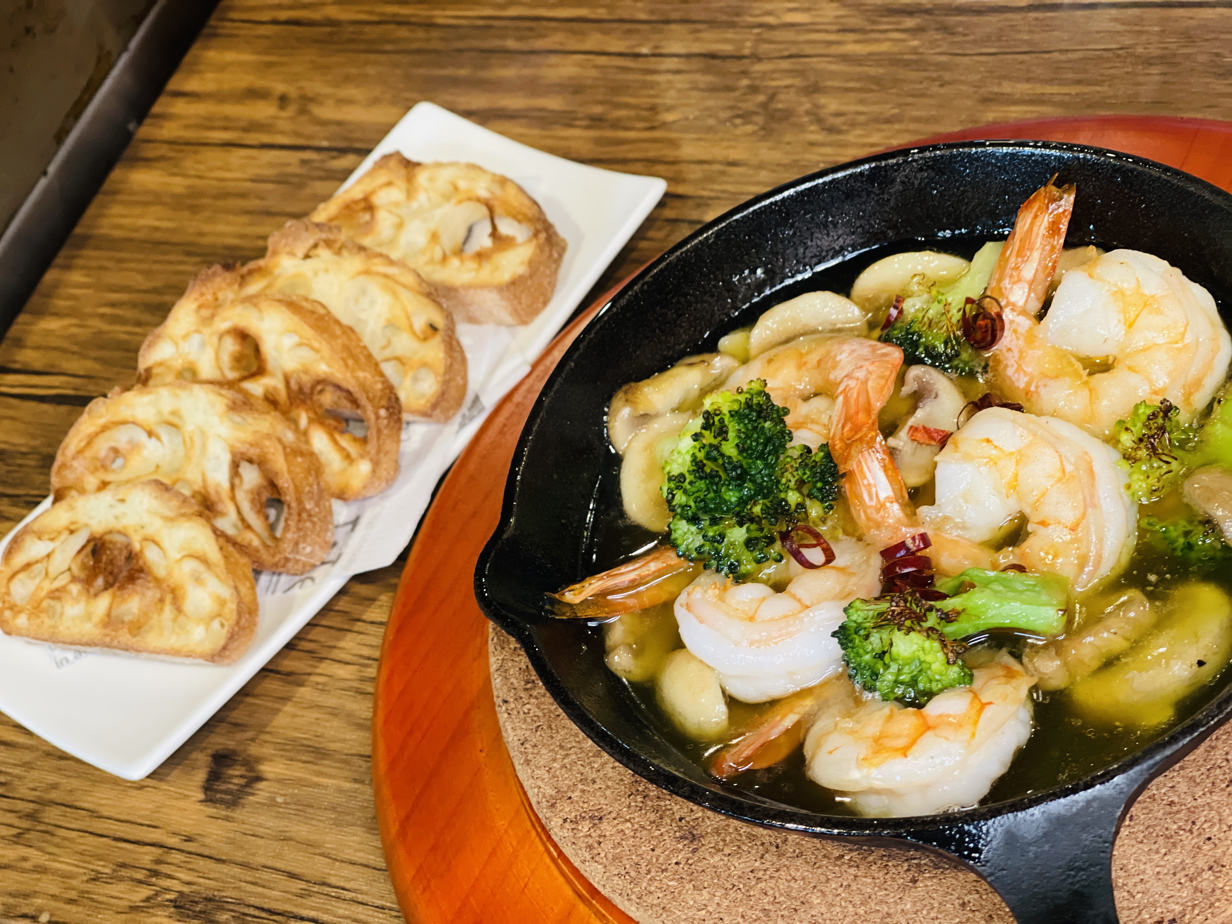 海老とマッシュルームのアヒージョ（バケット付き）の料理写真