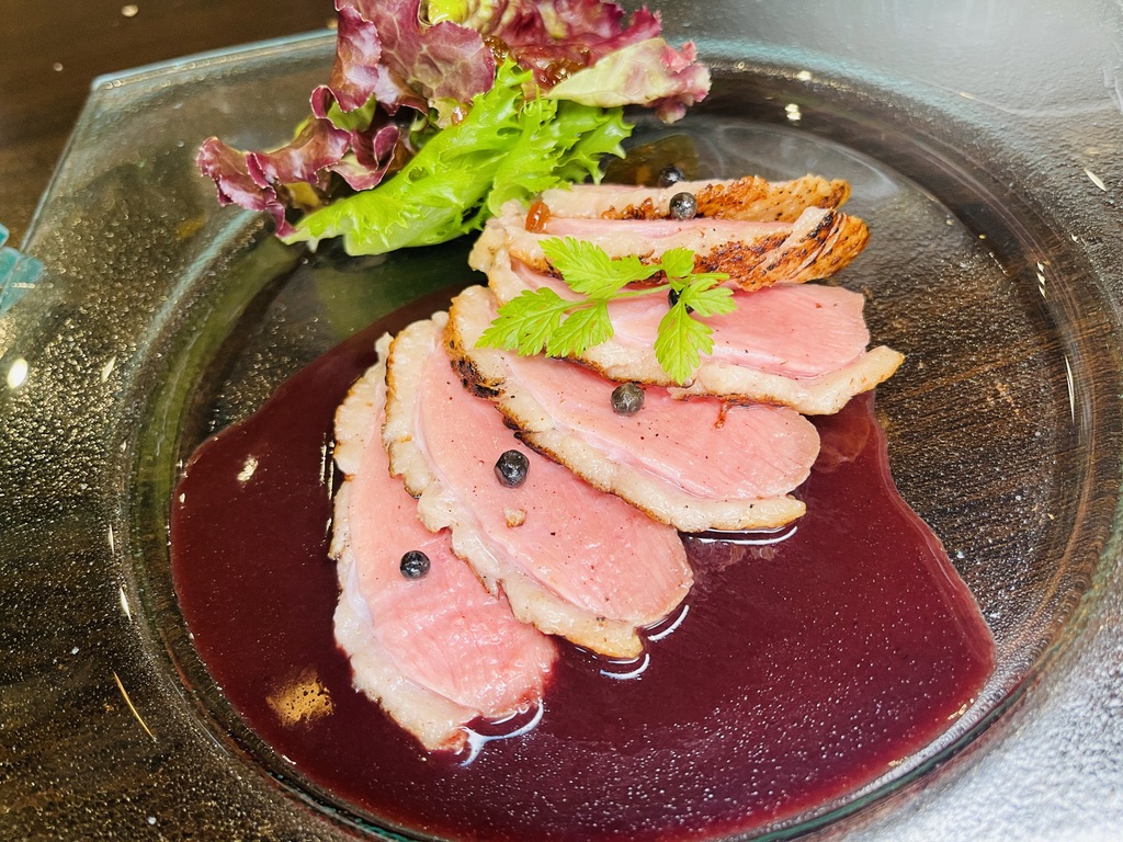 鴨ロースト 黒葡萄と赤ワインソース